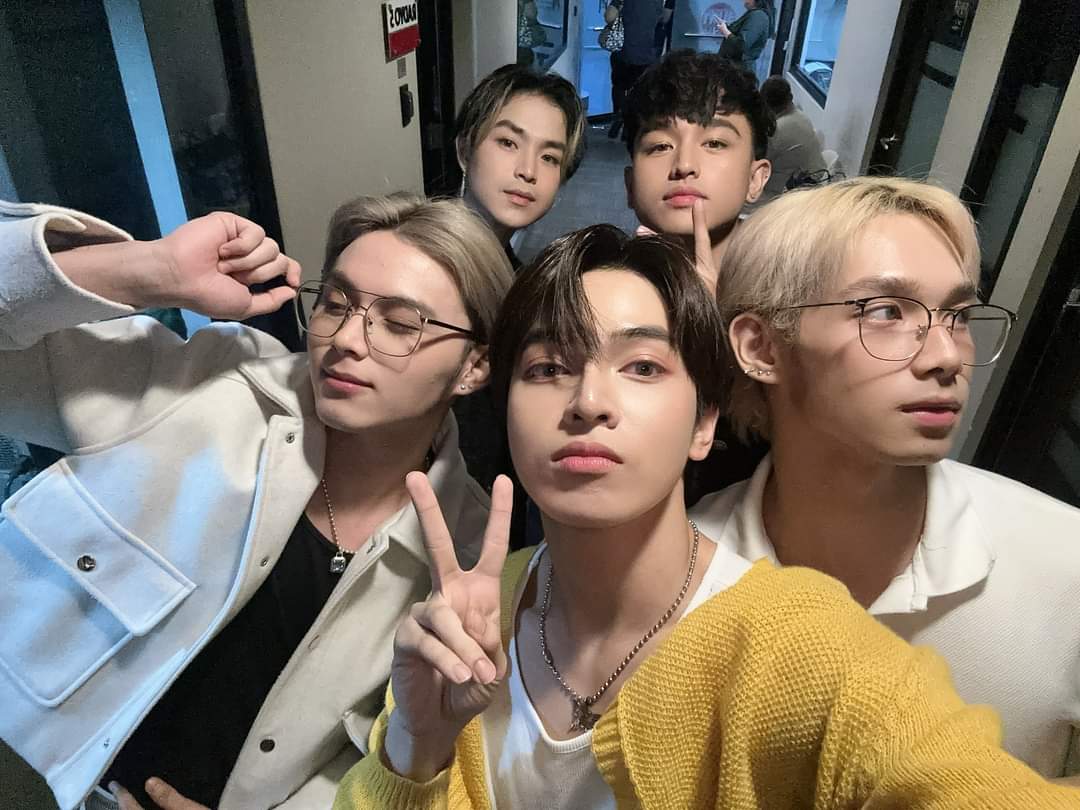 starenzo_'s tweet photo. To VXON thank you for existing for bringing me so much joy for making wonderful song that I listen to thank you for giving me energy when I'm feeling down I hope you succeed in all your dreams and always remember that I am always on your side I love you so much💜💜 @vxonofficial https://t.co/UJaejcLLyQ