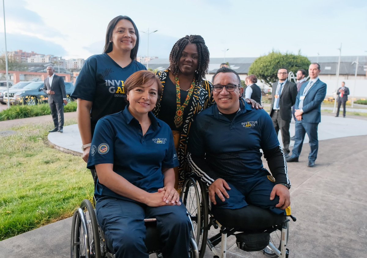FranciaMarquezM's tweet photo. Junto al príncipe Harry y Meghan, duques de Sussex, visitamos la Dirección de Veteranos y Rehabilitación Inclusiva @divriveteranos, de @mindefensa , entidad con la que comparto el firme compromiso con los desafíos, la dignidad y el reconocimiento de cada miembro de la Fuerza Pública, 

Rendimos homenaje a aquellos hombres y mujeres de nuestra Fuerza Pública, quienes gracias a su amor y entrega por el país merecen un reconocimiento de distinción como veteranos de Colombia.

También saludamos al equipo de los Juegos Invictus que reconoce el sacrificio y la determinación de los militares heridos en combate.

La tenacidad de estos deportistas y veteranos del DIVRI nos alienta a seguir trabajando de manera incansable por una Colombia en paz y con dignidad.
#HarryMeghanEnColombia