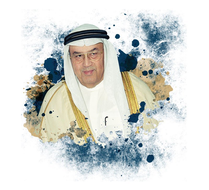 SaudiEinstein's tweet photo. غازي القصيبي: حين واجه الكاسيت بالكاسيت

ألا يبدو مثيراً للسخرية أن يتحوّل الكاسيت، ذلك الشريط البلاستيكي الصغير، إلى ساحة معركة فكرية كبرى؟ هكذا بدت المواجهة بين غازي القصيبي ورموز الصحوة في تسعينيات القرن الماضي، وكأنها حرب الكاسيتات المقدسة.

لقد وجد نفسه هدفاً لسيل من الأشرطة الصوتية التي أطلقها دعاة الصحوة. وكأن هؤلاء المشايخ قد اكتشفوا فجأة أن الكاسيت هو الحصان الأسود في معركة الأفكار. فما كان من شاعرنا المرهف إلا أن قرر مواجهة النار بالنار، أو بالأحرى، الكاسيت بالكاسيت.

وهكذا، انبرى القصيبي - ذلك الطاووس المغرد في حظيرة الدجاج - لتسجيل رسائله الصوتية الخاصة. لكن شتان ما بين كاسيت وكاسيت! فبينما كانت أشرطة الصحويين تنضح بالوعظ الثقيل كصخرٍ يتدحرج بلا هوادة، يثقل النفس دون أن يترك فيها أثرًا.، جاءت رسائل القصيبي رشيقة كغزال يعرف طريقة في حقل ألغام.

ترى، هل تخيّل دعاة الصحوة - أولئك الدجاج ذات المناقير الخشبية - أن كاسيتاتهم ستولد كتاباً سيظل شاهداً على عصر بأكمله؟ ذاك أن "حتى لا تكون فتنة" لم يكن مجرد رد على هجمات الصحويين، بل كان بمثابة مرآة عاكسة لتناقضاتهم، تكشف عوراتهم الفكرية كما يكشف ضوء النهار خفافيش الظلام.

والحال أن موقف القصيبي من سلمان العودة - ذلك الثعلب الذي ارتدى عباءة الحمَل - يلخص جوهر هذه المواجهة. فحين وصفه بـ"خميني السنة"، كان كمن يضع قطعة بازل في غير مكانها عمداً، ليكشف تهافت الصورة بأكملها. فكيف لمن يدّعي السلفية أن يتبنى أفكاراً سياسية شيعية؟ أليست هذه كمن يحاول إلباس الجمل بدلة "بريوني"؟

لقد كشف غازي - ذلك العندليب الذي يغرد في غابة من مكبرات الصوت - عن التناقض العميق في فكر الصحويين. فهم كمن يحاول الجمع بين الماء والنار، أو كمن يسعى لزراعة النخيل في القطب الشمالي. يدّعون التمسك بالأصول، بينما يتبنون في الواقع أفكاراً سياسية حديثة ومتطرفة، كأنهم يحاولون ركوب دراجة نارية على سطح بحيرة شبه متجمدة.

بيد أن المواجهة لم تقتصر على الجانب الفكري. فقد تعرض القصيبي - ذلك الفراشة الملونة في حقل من الشوك - لحملات تشويه منظمة، كأنها محاولة لتحويل لوحة فنية إلى ورقة جدران رخيصة. استخدم خصومه كل الوسائل المتاحة، من استشهاد بأبيات شعرية خارج سياقها - كمن يحاول بناء قصر من أعواد الثقاب - إلى اتهامات بالعلمانية والتغريب، وكأن الانفتاح المدروس على العالم تهمة تستحق الرجم بالحجارة.

أليس من السخرية أن يُتهم شاعر مرهف - كزهرة اللوتس في مستنقع الضفادع - بمعاداة القيم الإسلامية؟ وهل يمكن لمن قرأ أشعار القصيبي أن يصدق أنه يدعو للانحلال الأخلاقي، كما لو أن الجمال نفسه أصبح خطيئة تستوجب التوبة؟ الواقع أن هذه الاتهامات تكشف عن ضيق أفق أصحابها، كمن يحاول رؤية العالم من ثقب إبرة.

لقد كان القصيبي يدرك أن معركته ليست شخصية، بل هي معركة من أجل مستقبل المجتمع السعودي. كان يحلم بمجتمع منفتح ومتسامح، يجمع بين الأصالة والحداثة، كمن يحاول صنع عطر فريد من مزيج الورد والعنبر. وهذا بالضبط ما كان يخشاه دعاة الصحوة - تلك الببغاوات ذات اللحى الكثيفة - الذين أرادوا فرض رؤيتهم الضيقة على المجتمع، كمن يحاول إلباس الفيل قميصاً ضيقاً.

وعلى الرغم من قسوة المواجهة، إلا أن الأيام أثبتت صحة رؤية القصيبي، ذاك العراف الذي رأى المستقبل في فنجان القهوة المر. فها هي السعودية اليوم تشهد انفتاحاً ثقافياً واجتماعياً يمثل أرقى صور الإسلام المعتدل الصالح لكل زمان ومكان، كأنها فراشة تخرج من شرنقتها بعد طول انتظار. بينما تراجعت أفكار الصحوة إلى الهامش، كأوراق الخريف التي تذروها الريح.

في النهاية، تبقى تجربة القصيبي - ذلك الفارس الوحيد في وقته وسط حلبة الثيران - درساً في أهمية الثبات على المبادئ، والدفاع عن قيم الوسطية والاعتدال في مواجهة دعاة الانغلاق. لقد أثبت أن الكلمة أقوى من سيف التكفير، وأن الشعر قادر على مواجهة الفتاوى، كما تواجه الجبال العاصفة.

ترى، هل آن الأوان لإعادة قراءة تجربة القصيبي - ذلك المصباح المضيء في كهف الظلام - في ضوء التحولات الراهنة في العالم العربي؟ وهل يمكن استلهام دروس من مواجهته الشجاعة للصحوة في معاركنا الراهنة ضد التطرف والانغلاق، أم أننا سنظل كمن يحاول تسلق جبل من الصابون؟

رحمك الله يا أبا يارا، وغفر لك يا معلمي وصديقي. لقد كنت كالشمعة التي تحترق لتنير الدرب للآخرين، وهانحن اليوم نحاول جميعًا أن نشعل شمعة في 
#ذكرى_رحيل_غازي_القصيبي ولكنه لا يرى ولا يسمع شوقنا وتقديرنا ومحبتنا، وهذا قدر العظماء. 
—
رابط كتاب حتى لا تكون فتنة:

https://t.co/joyltaPHGG