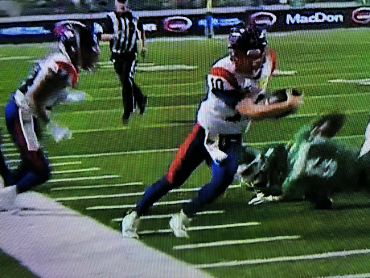 bossman028's tweet photo. @TSN_Sports What’s the point of having a command centre if you can’t make the correct call with video review? Absolutely unbelievable. @CFL Fucked it up 2 weeks in a row. https://t.co/NkArDFByLL
