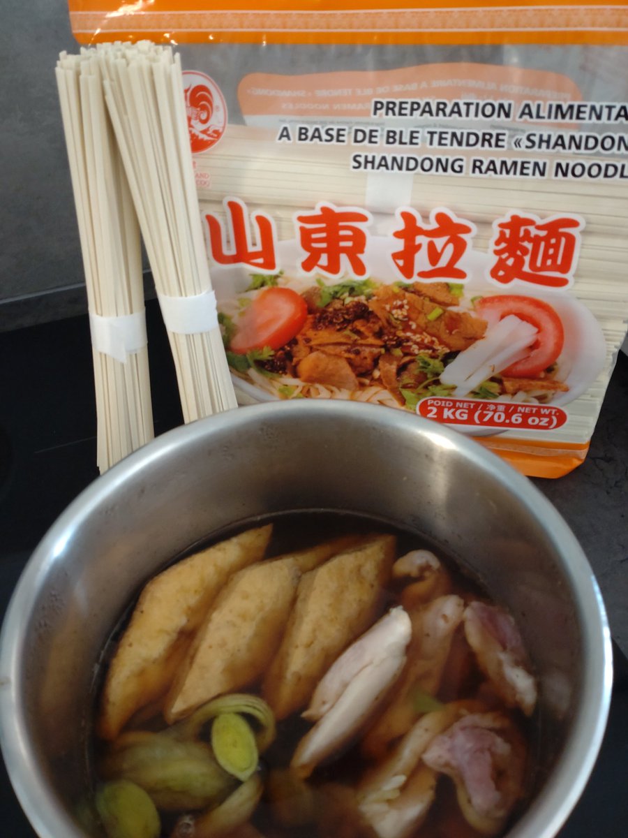 takanawa06's tweet photo. #TangFreres で #山東拉麺 2キロ袋を買ってきた。日本のうどんに似た食味で、コシはないけど十分満足できる。鶏もも肉、油揚げ、ネギをたっぷり入れたつけ汁を作って、昼ごはんに食べよう😋#パリ生活 https://t.co/w7RCWiyNG9