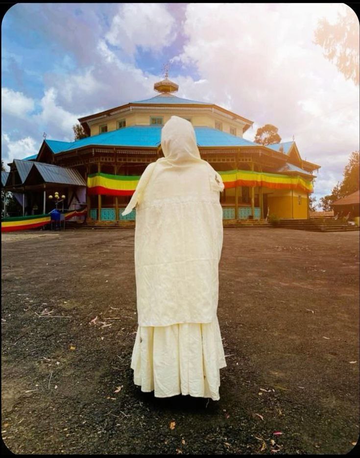 ሰው ቢጠላችሁ፣ ሰው ቢሸሻችሁ፣ ስታጡ ጋደኛም ቢከዳችሁ፣ ምንም ብትሆኑ፣ ማለዳም ተነስታችሁ ገንዘብ ብታጡ፣ ስራም ብታጡ ቢቸግራችሁ፣ ዳኛም ባይፈርድላችሁ፤ ዝም ብላችሁ አንድ ቃል በሉ "#እግዚአብሔር_ከእኔ_ጋ_ነው!