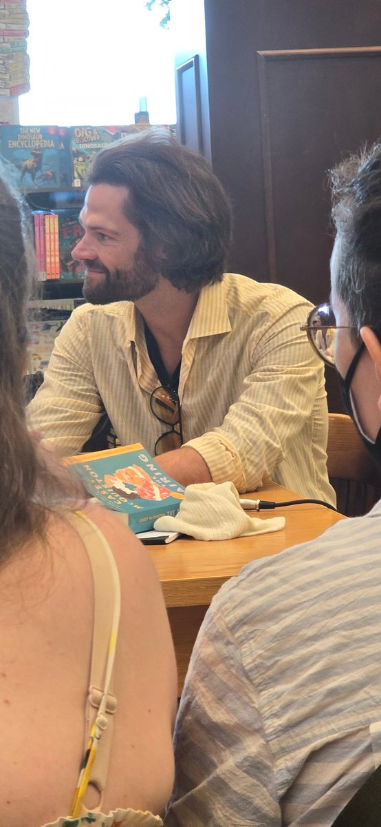 Lindsay_Renee86's tweet photo. Y'all Gen Padalecki was Casey's convo party but her HUSBAND THE JARED PADALECKI was the surprise guest. He was so great during the discussion. He and his wife are good friends of Casey's and he adores The Pairing and said he had to be there too. Good guy! https://t.co/TxJqdwaYil