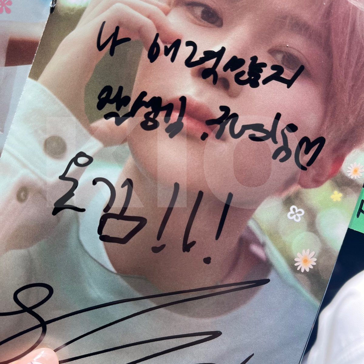 O2SION's tweet image. OP belum lama jadi fan wish terus minta sion ngasih tau pesonanya yang mungkin belum op tau. Sion nulis "aku punya banyak pesona, ganteng. gemesin♡ lucu!!!"

😆