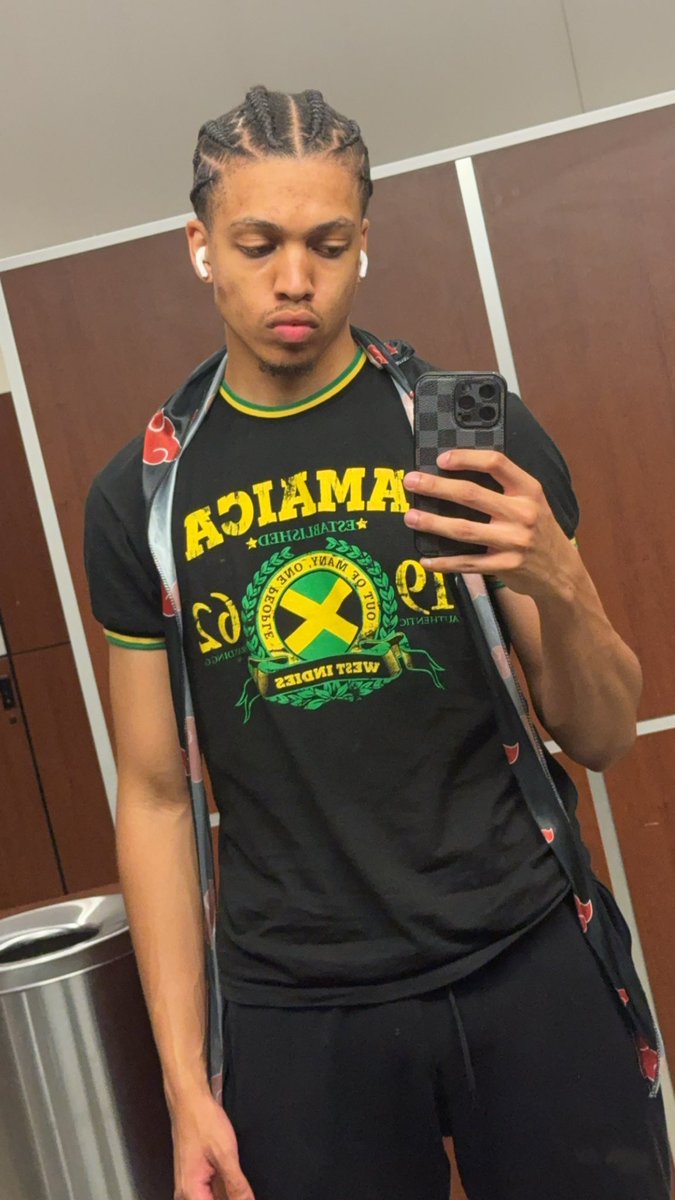 Tonyooo25's tweet photo. Wore this shirt to the gym and 3 teenagers looked me in the eyes and recreated that damn ddg meme I hate this https://t.co/7Cl6peyutq