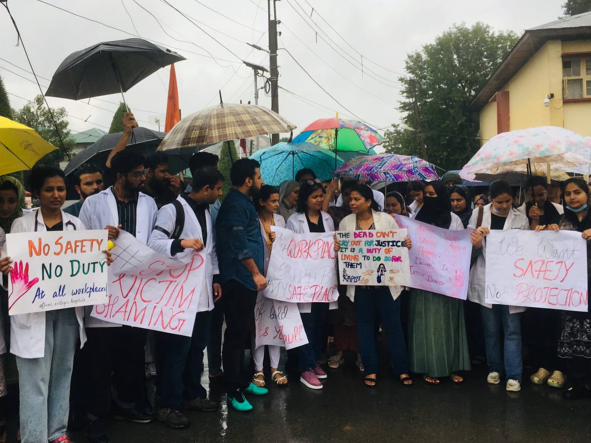 AsianNewsHub's tweet photo. In Pictures: Doctors and medical students at GMC Srinagar protest against the brutal rape and murder of a Kolkata doctor.
Photos #SahilMir https://t.co/mqEdEqNUMp
