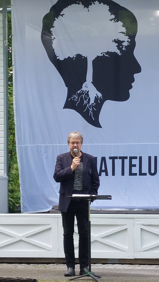 Puistofilosofia's tweet photo. Valokuvia XIV #Puistofilosofia-viikon avajaispäivältä 16.7.2024.

#Sivistys2024 -teemaiset avajaispuheet pitivät @KVS_fi hallituksen pj @pekkasauri, #IkaalinenPride'n #MikkoNisukangas ja puistofilosofi @Antti_Sorri. Verraton @vjsalmi hoiti musiikkipuolen. Runsas yleisö kuunteli. https://t.co/GEVqZPUs9a