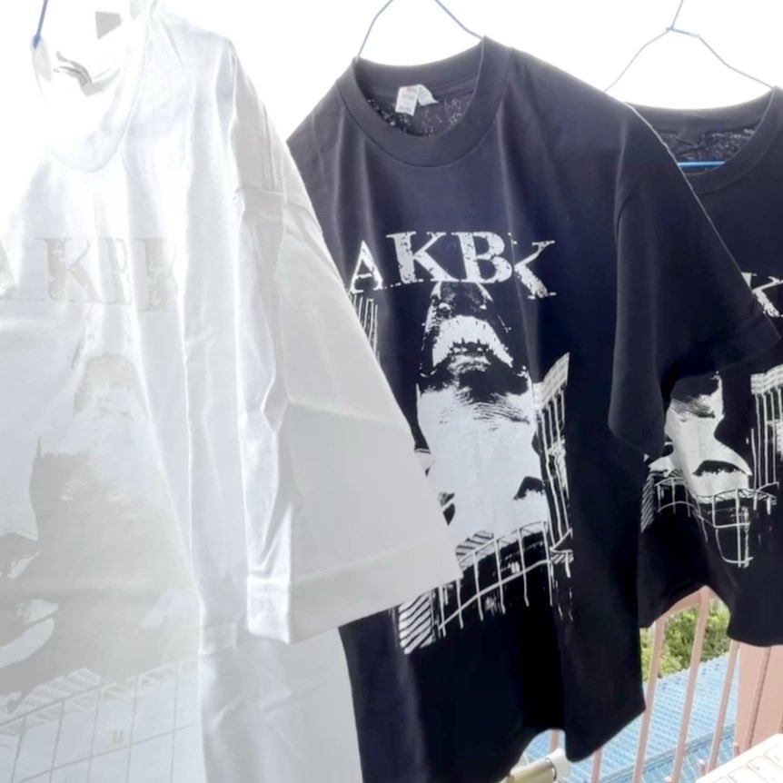 araking_goblin's tweet photo. 本日AKBKアウトレットセール開催します。
サメTシャツ白x白、黒x白、黒x銀の3種類。
キャッシュオンリー1,000円也。
会場にて。 https://t.co/69Ca5Apxvr