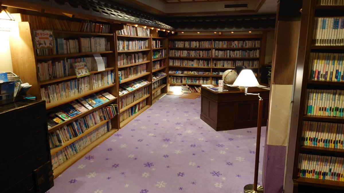 LogiWing's tweet photo. 雪国の舞台となった湯沢の高半さん��宿泊。
往時の建物ではないものの、かすみの間が保存されていたり、大量の書物があったりしました。
温泉も源泉かけ流しで心地良かったです。
そして新潟といえば、もも太郎アイスですね。
#湯沢温泉 #高半 #源泉かけ流し #もも太郎アイス https://t.co/rrj4GZneFO