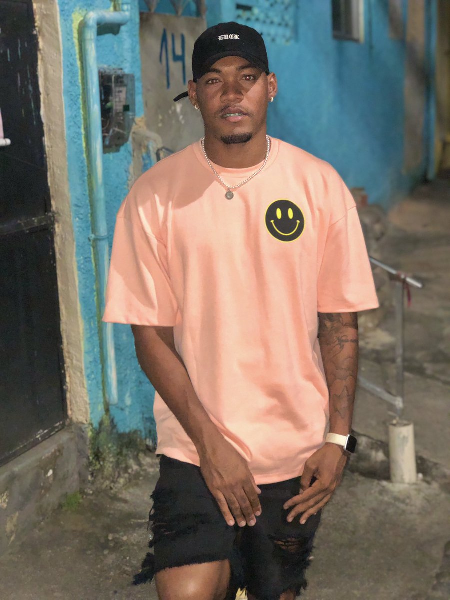 rafaeelduartte's tweet photo. Só agradecer a Deus por me permitir estar de pé mais um ano, parabéns pra mim 🎂🎆❤️🙌🏾 https://t.co/T4uVCejlxH