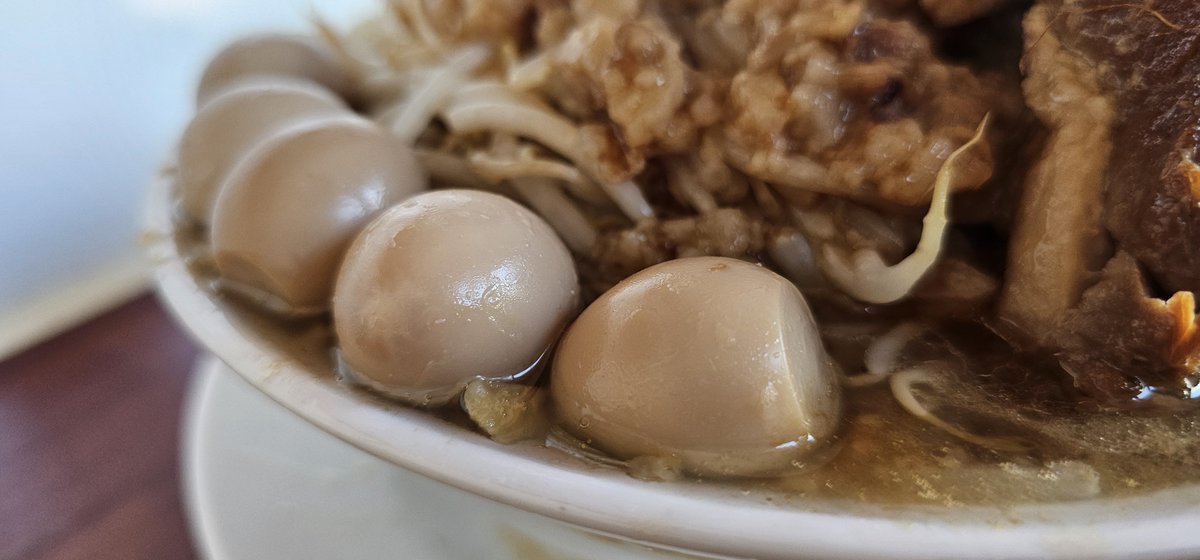 glcine192455631's tweet photo. ドカ食いしたくて、女川 LINGKAIに

肉増し
アブラ増し
やっとうずらの卵食べれた。

量の暴力だった😇

今日は、何だか麺柔目で味薄目に感じた。

#RAMENWORKSLINGKAI
#noodlewars https://t.co/5KvmLUQTxE
