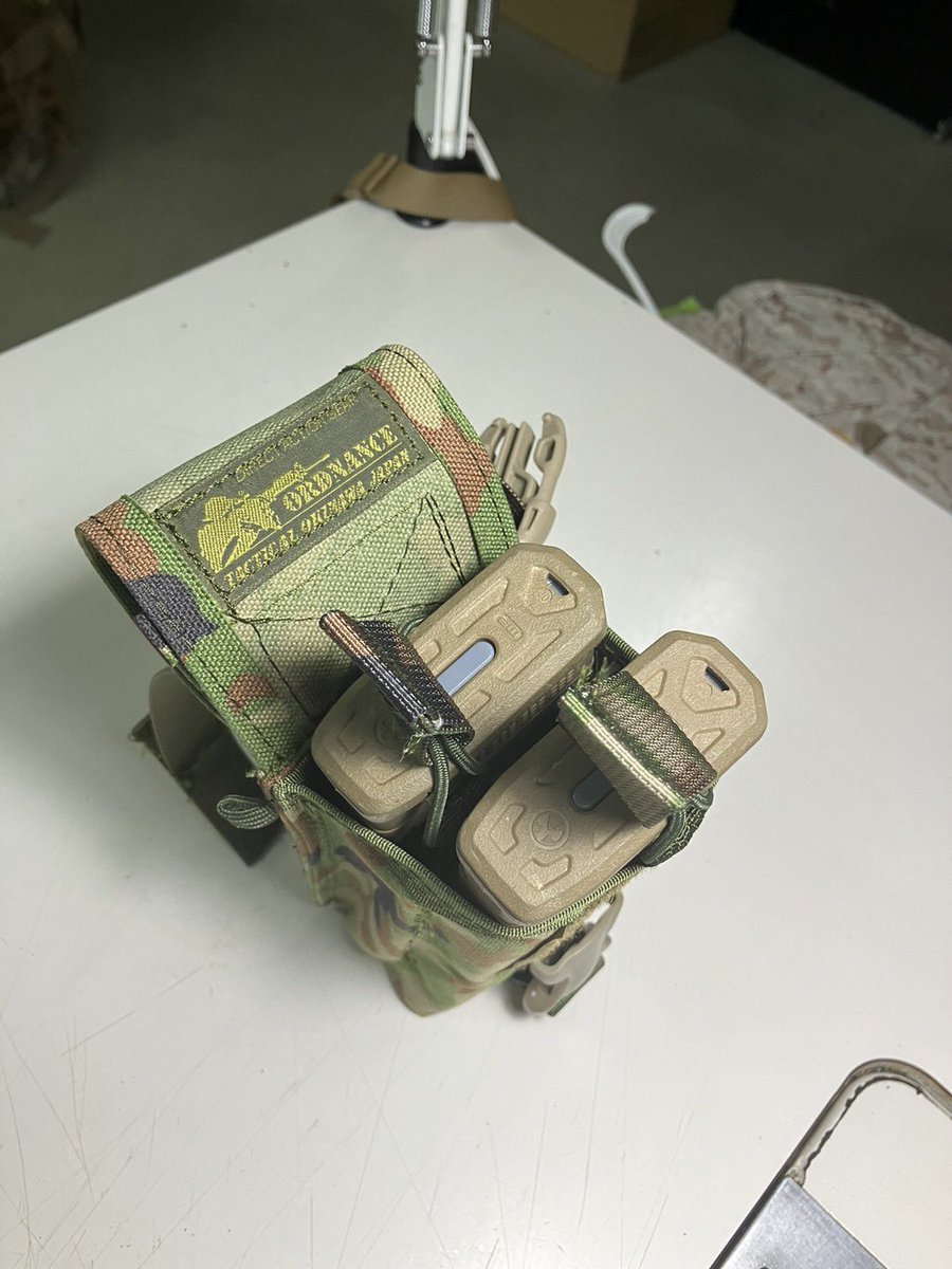 20式小銃PマグWマガジン！！ 完品のマガジンポーチにPマグを入れると