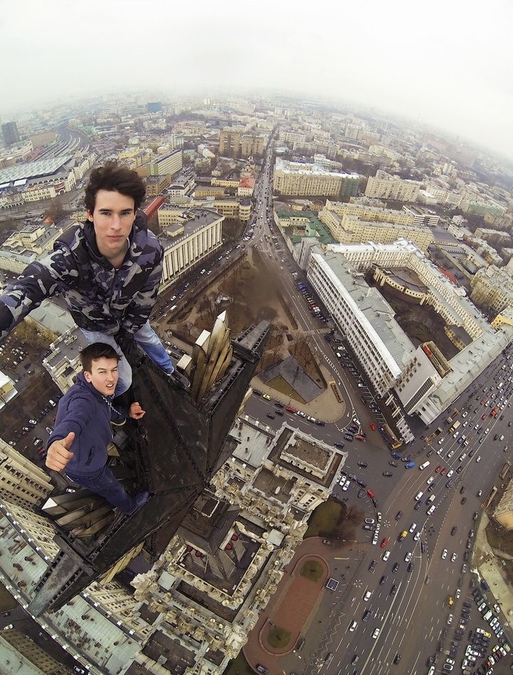 manishkhosiya's tweet image. This is mind-disturbing!

Clips taken moments before death.

A thread 🧵