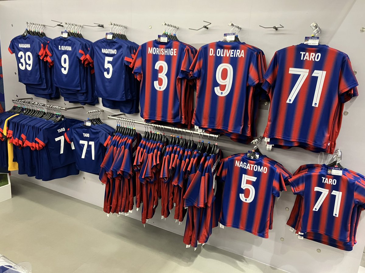 ES_fctokyo's tweet photo. 🔵🔴 ネームタグプレゼント企画！
当店限定のネームタグプレゼント企画を本日より開催中です✨
今回のネームタグは🔵5️⃣🔴です
本日は #EUROSPORTSDay 開催を記念しバックナンバーのネームタグを➕1️⃣個お付けします🤩
#FC東京 グッズは是非当店でお買い求め下さい🙇🏻
#fctokyo #WelcometoOurHOME https://t.co/PNgeyAgJ8z
