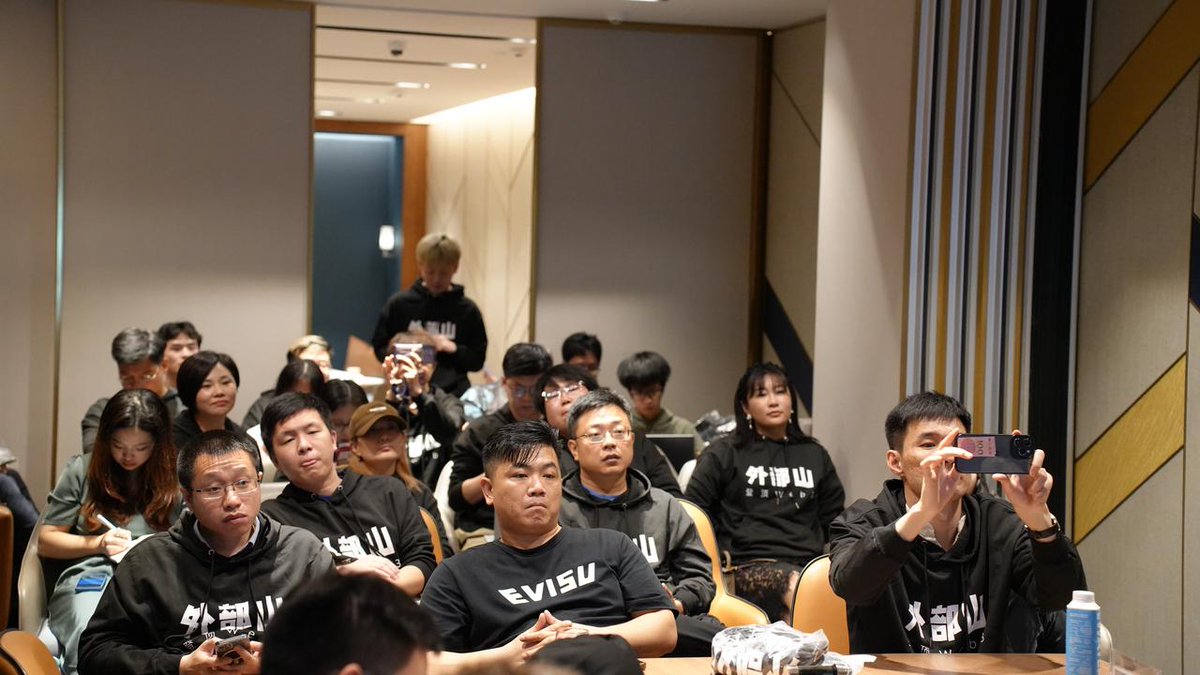 最近开始更新一个栏目，帮助一些小白盆友能更快地入门Web3。

今天的话题就来聊下，Web3和Web2的区别到底在哪儿？

1）去中心化
Web2是我们所熟知的第二代互联网应用，而Web3则是以区块链技术和加密货币为基础的。两者在业务逻辑和交互场景上都会有区别。

Web3