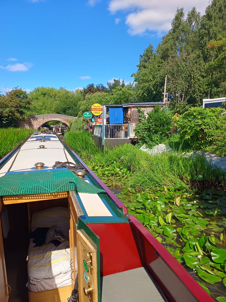 NickyChristie3's tweet photo. A huge shout out to CRT Martin on Grand Union, Leicester Line for getting us refloated - it took a while!!  And to the CRT guys who drove from Nottingham to Leicester to remove an obstacle in lock 40!!!  @CanalRiverTrust #boatsthattweet https://t.co/VJLIjvEoUQ