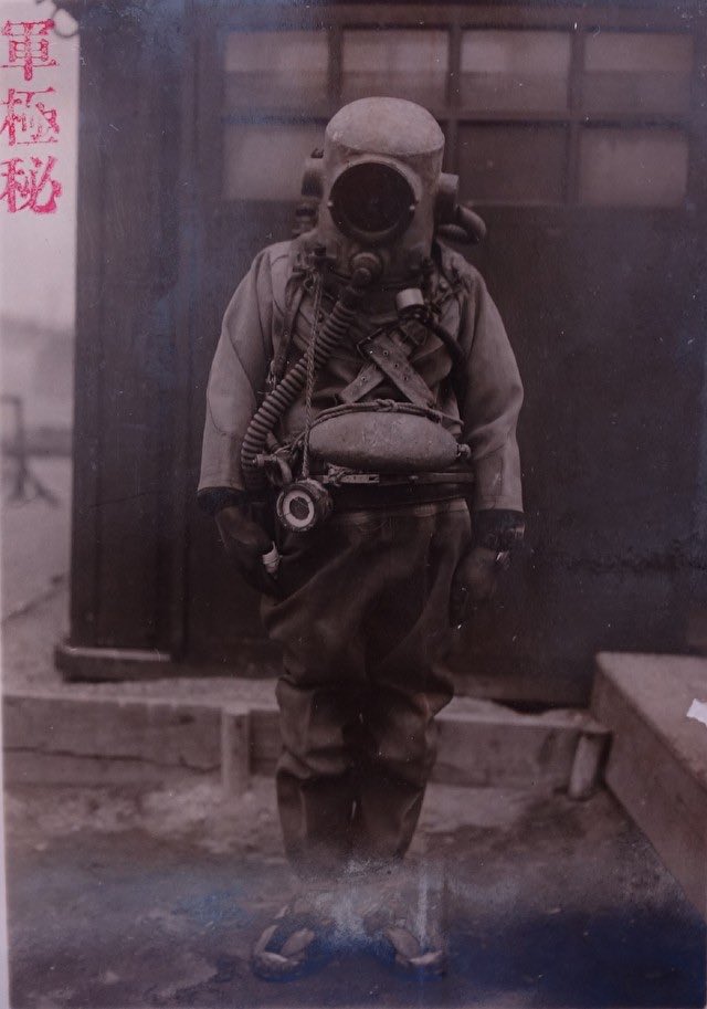 Hiromi19611's tweet photo. 終戦3ヶ月前に結成された人間機雷「伏龍」
隊員たちは10代の若者たち

ほんと戦争って狂気だ https://t.co/6GBXQ9ytsl