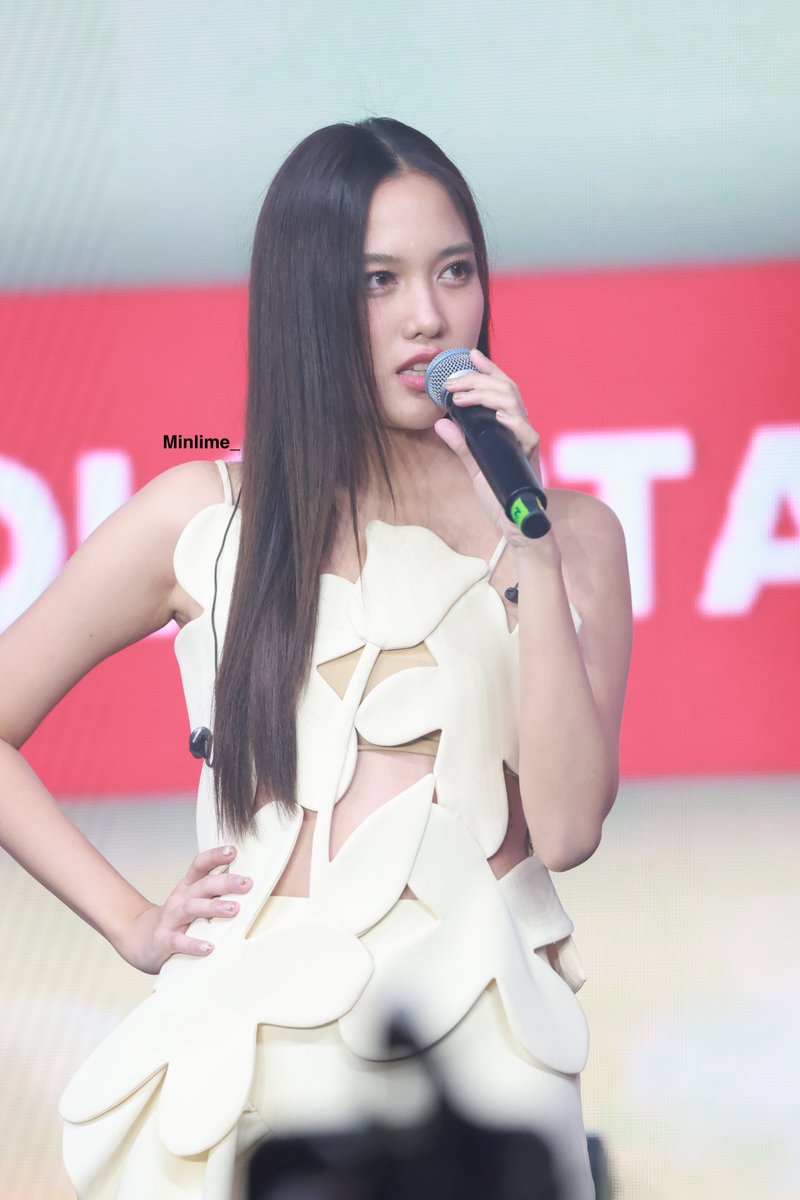 She's soooo cutie☺

THE FREENAIRY ORACLE #HBD26thFreenSoloStage ​​​
#srchafreen