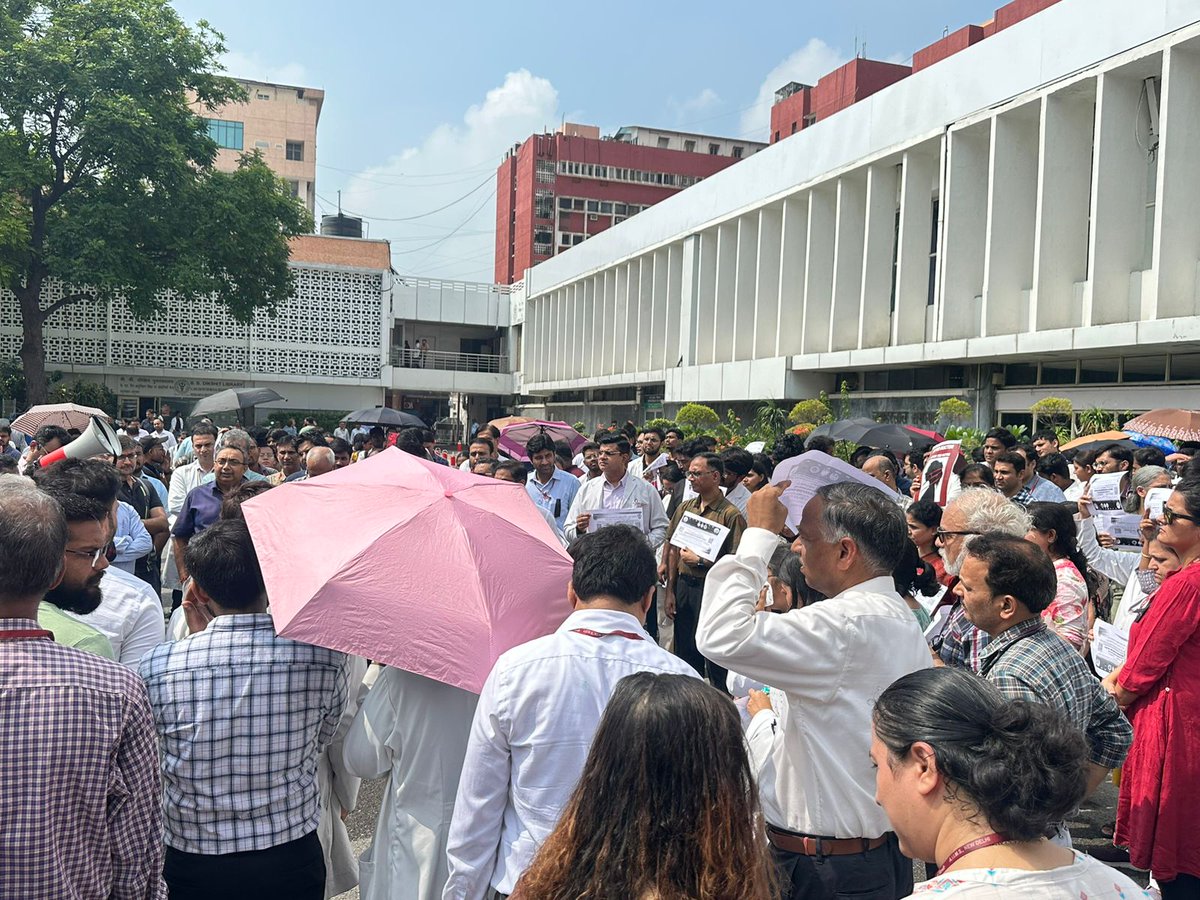hemantrajora_'s tweet photo. Just In : Professors and faculty members of AIIMS Delhi have also joined the protest. 

No OPD and elective surgeries in AIIMS today 

#justiceformoumitadebnath https://t.co/fDUxtKWR4Y