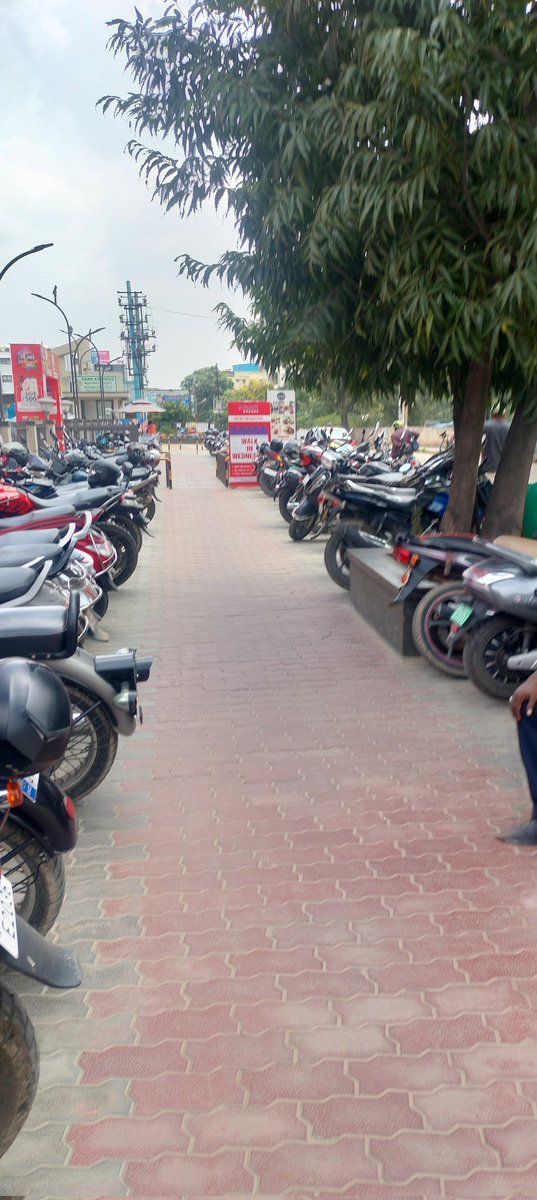 ManjuKBye's tweet photo. If you have money you can do anything in Bengaluru.

This is the PNR Fecility mall in Kudlu HSR Haraluru Road.

See this Chargeable Two Wheeler Parking on the Footpath.

Pathetic use of power and Money.
@blrcitytraffic @BlrCityPolice https://t.co/UEaMkUA4XZ