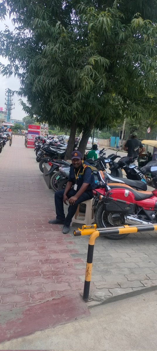 ManjuKBye's tweet photo. If you have money you can do anything in Bengaluru.

This is the PNR Fecility mall in Kudlu HSR Haraluru Road.

See this Chargeable Two Wheeler Parking on the Footpath.

Pathetic use of power and Money.
@blrcitytraffic @BlrCityPolice https://t.co/UEaMkUA4XZ