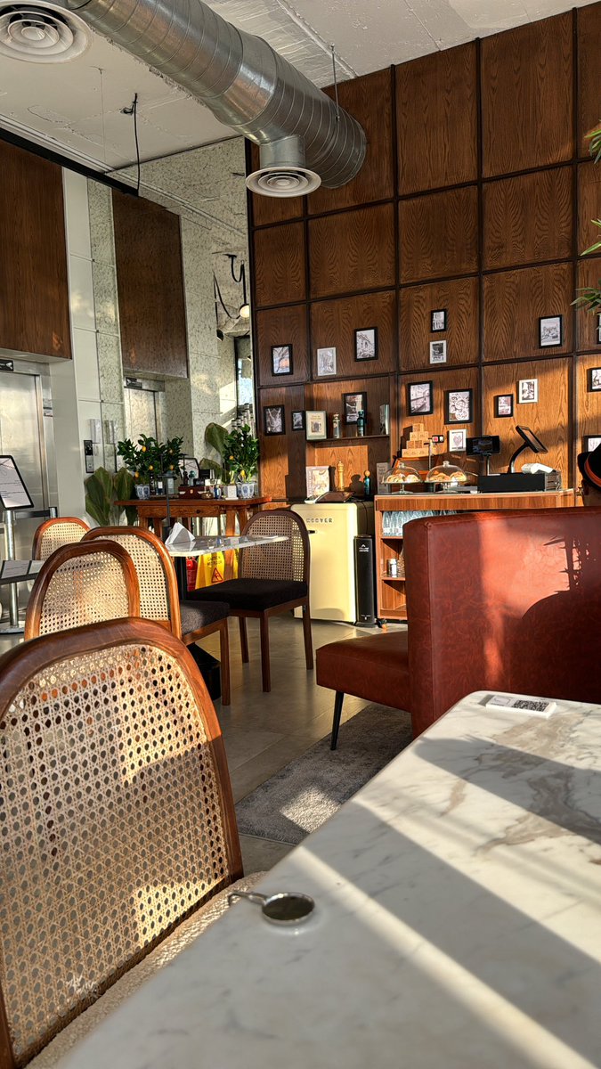 v__ff's tweet image. خلنا من كل ضيقة و خيبة وإنكسار
و عطني اللي كل ما أتوبها ماا أتوبها.

قهوة ماهي بمن هيل و الا من بهار 
من ورا شط البرازيل جات حبوبها

من يحب يذوقها .. مايحب الإنتظار
كيف لاجات اتمايل على محبوبها

مالها عذروب عندي ولا منها مضار
غير بس إنها تخلص : هذا عذروبها