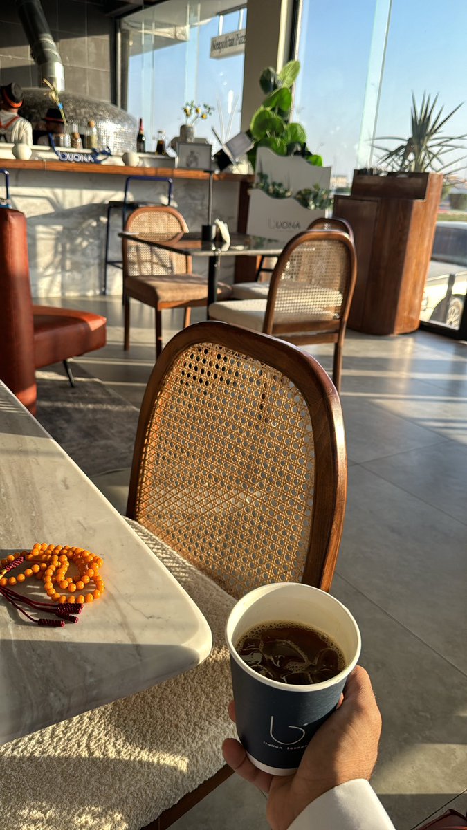 v__ff's tweet image. خلنا من كل ضيقة و خيبة وإنكسار
و عطني اللي كل ما أتوبها ماا أتوبها.

قهوة ماهي بمن هيل و الا من بهار 
من ورا شط البرازيل جات حبوبها

من يحب يذوقها .. مايحب الإنتظار
كيف لاجات اتمايل على محبوبها

مالها عذروب عندي ولا منها مضار
غير بس إنها تخلص : هذا عذروبها