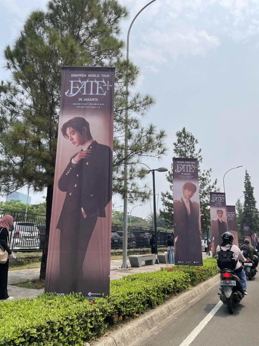 enhypenupdates's tweet photo. [#FATEPLUS_IN_JAKARTA]

Selamat siang ENGENEs! Jakarta is very hot today, so don't forget to stay hydrated as we wait for showtime!

Here's a look of the banners you can take pictures with, located along the road heading to the venue! Let's have fun today! 🔥 https://t.co/x6pMiSlihY