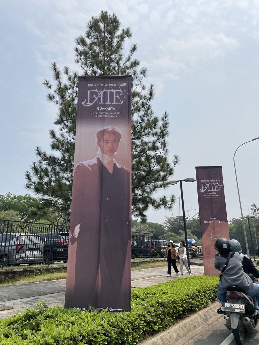 enhypenupdates's tweet photo. [#FATEPLUS_IN_JAKARTA]

Selamat siang ENGENEs! Jakarta is very hot today, so don't forget to stay hydrated as we wait for showtime!

Here's a look of the banners you can take pictures with, located along the road heading to the venue! Let's have fun today! 🔥 https://t.co/x6pMiSlihY