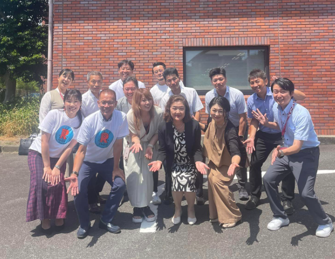 yzg2024's tweet photo. 収録後は質疑応答や今回の開催へのお礼をグループ長の山添氏よりしていただく。
記念撮影を社屋前でしたあと、
懇親会会場である東洋軒さんへ移動。
素晴らしい見学会となり、アレンジいただきました田中さんに感謝申し上げます。 https://t.co/FUJ5NH1Jqo