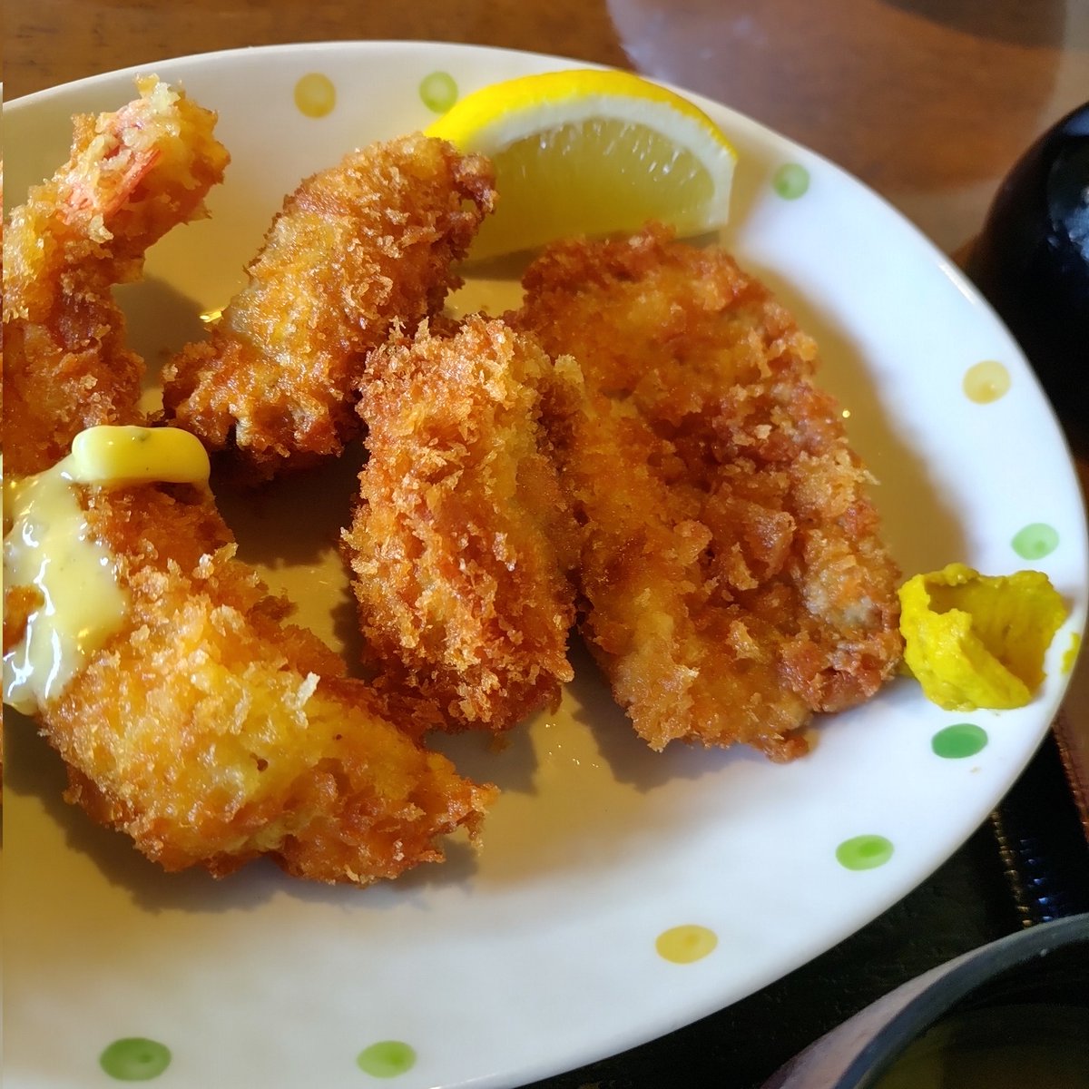 kanikaman55's tweet photo. ランチは #route50 でミックスフライ定食。海老フライも牡蠣フライもヒレカツもサクサク。この時期でも混んでないのが不思議な名店。ご馳走さまでした🍤🍴 https://t.co/g7eX47xJgu