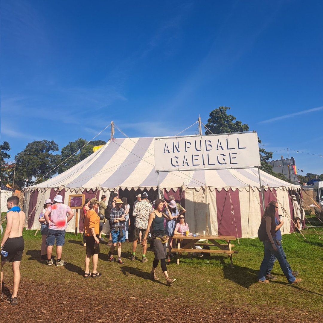 pota_cafe's tweet photo. Beidh mé ag labhairt faoi phobail uile an chaifé ag meánlae sa phuball Gaeilge ag @EPfestival daoibhse atá ann agus in bhur dúiseacht!
-----
I'll be talking about POTA and all of its communities in @AnPuballGaeilge at Electric Picnic at 12 for anyone who's there and awake! https://t.co/7B8pWZwN6r