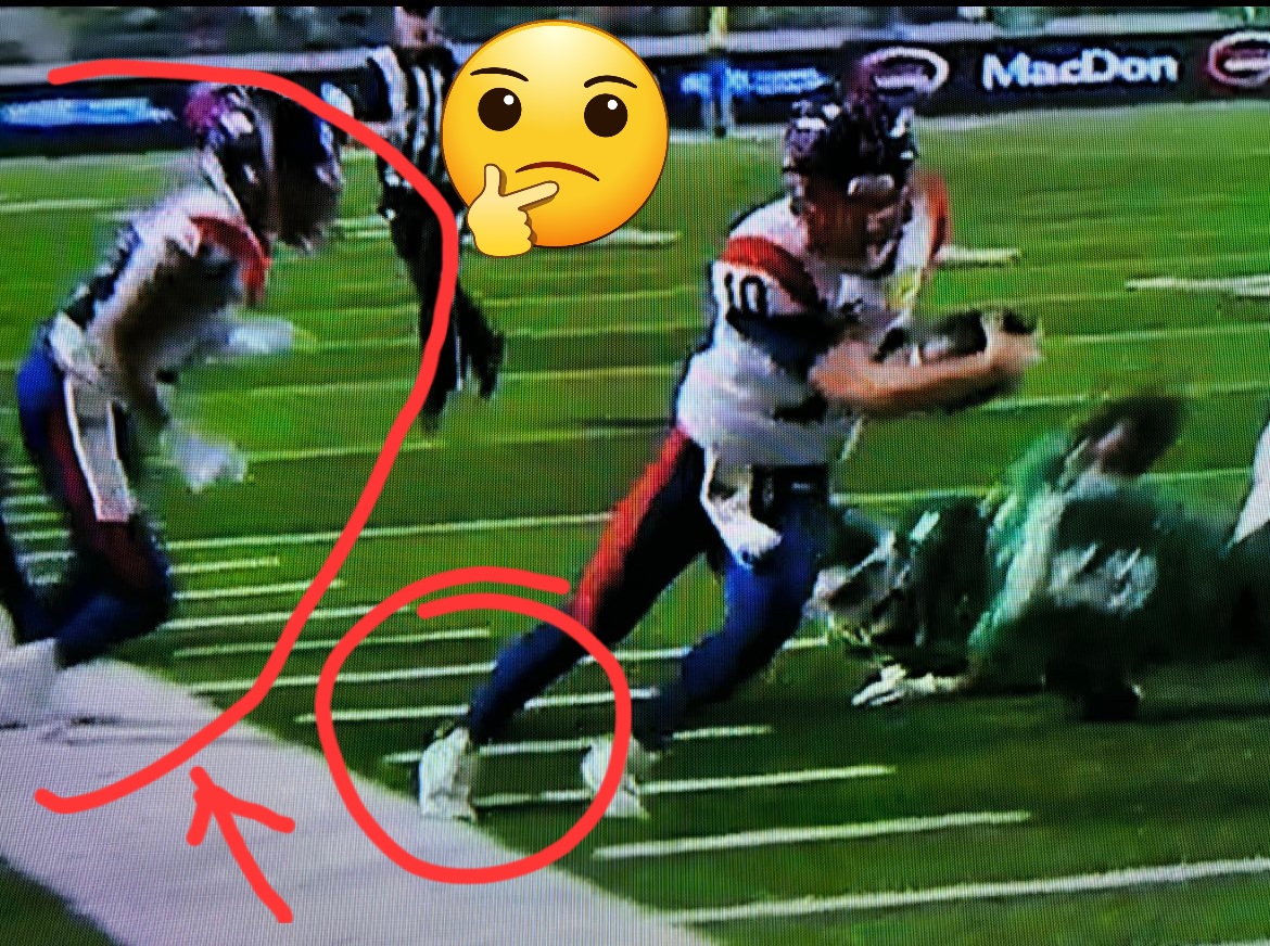 lisajaws77's tweet photo. @Ben__Grant And can we talk about the whole ass player who is OUT OF BOUNDS and comes back into the field of play?! https://t.co/ppgoO70Rjz