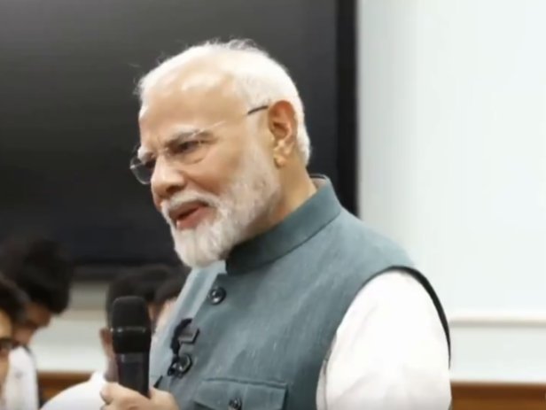 epanchjanya's tweet photo. हरमनप्रीत :

ब्रिटेन के साथ हमारा थोड़ा टशन चलता रहता है।

PM मोदी :

अरे हां, वो तो 150 साल से चली आ रही है।

ओलंपिक में ब्रॉन्ज मेडल जीतकर आए भारतीय हॉकी टीम से मिल रहे थे प्रधानमंत्री मोदी।

इसी दौरान कप्तान हरमनप्रीत के साथ हुई इस बातचीत ने सबको हंसा दिया।

मेडल जीतकर सभी भ���रतीय खिलाड़ियों से मिले PM मोदी।