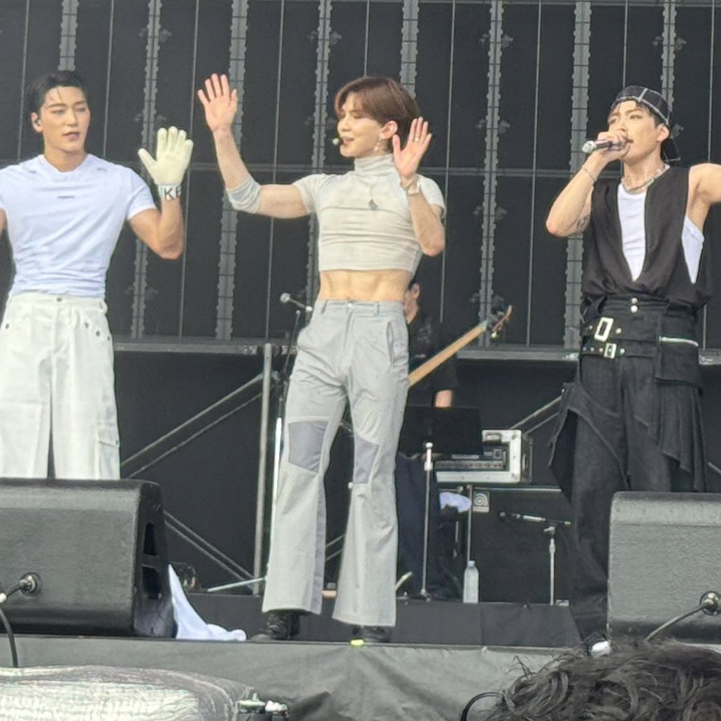 KHJBASE's tweet photo. YEOSANG IS WEARING A CROP TOP GOODBYEHDHWJFKEH https://t.co/nTui0GuOuy