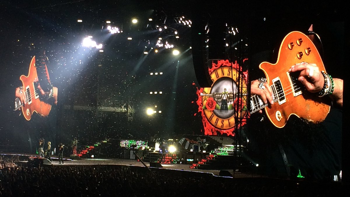 CHESCAmusic's tweet photo. Welcome to the Jungle! Appetite for Destruction + triumphant resurgence = #NotInThisLifetime show. Recalling when @GunsNRoses reconciled, brought us back to Paradise City… 🎤��🏻🌹 Fall 2017 #GunsNRoses #vancouver https://t.co/dOvmdJgmqb https://t.co/r3M7clsGL8