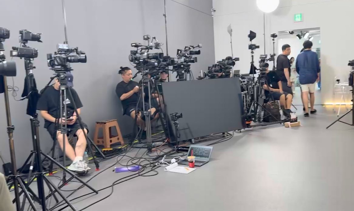 오전에 방송 촬영 잘 마쳤어요🙌
슛 직전까지 힘주시는 댓글 보면서 들갔어요ㅋㅋ
X는 진짜 사랑이다..감사합니다🥲

아, 참고로 비둘기 복장으로 촬영해서
촬영 내내 질문 짱많이 받았습니다.