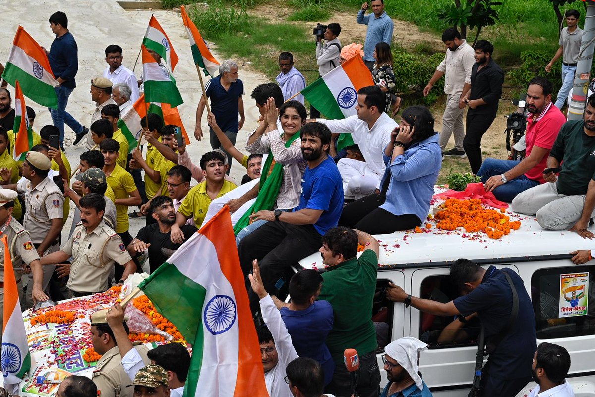 #InPics | #IndianWrestler #VineshPhogat received a heartfelt welcome at #Delhi's IGI Airport after arriving from the #2024ParisOlympics. The emotional moment saw #VineshPhogat break down. 

( 📷: <a href="/rajkraj_ht/">RAJ K RAJ,</a>)