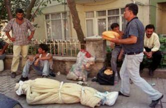 NUH_Kemal_'s tweet photo. Bugün 17 Ağustos 2024...
Çeyrek asır olmuş..
En uzun 45 saniye
Yer Gölcük
Saat 03,02 idi..
Büyüklüğü tam 7,4 idi.
17.480 ölüm, 
23.781 yaralı 
505 kişi sakat  
285.211 ev, 
42.902 iş yeri hasar gördü..
Hiç ders almadık..
Hala sesimizi duyan yok!
#17AğustosDepremi https://t.co/b3TurGFFuk