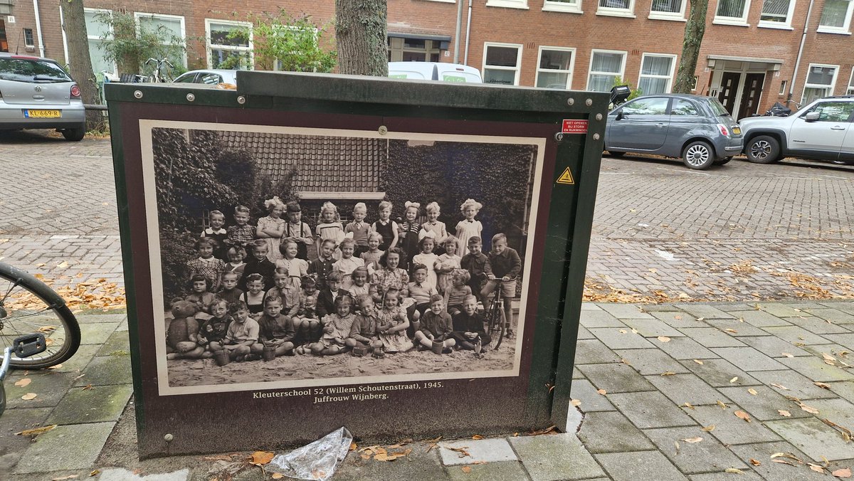 De historische foto's op de scootmobielboxen, een openluchttentoonstelling in De #Baarsjes. Met het oorspronkelijk ontwerp van het #Mercatorplein, de #Orteliuskade en de verwachtingsvolle blikken van de kleuters in 1945. Maar nog zoveel meer, ontdek het zelf.