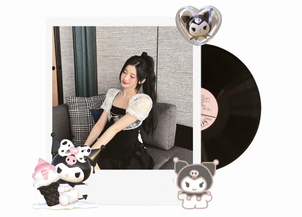 jeuongian's tweet photo. her hands on her knees, and her gorgeous black hair ribbon, which is securely tying off her hair, is just slightly visible. gorgeous in sophisticated black hues but the charming coquette intensifies Kuromi's feelings. I hope this photo will make your day. have a great weekend! https://t.co/aSp0lrMFkG
