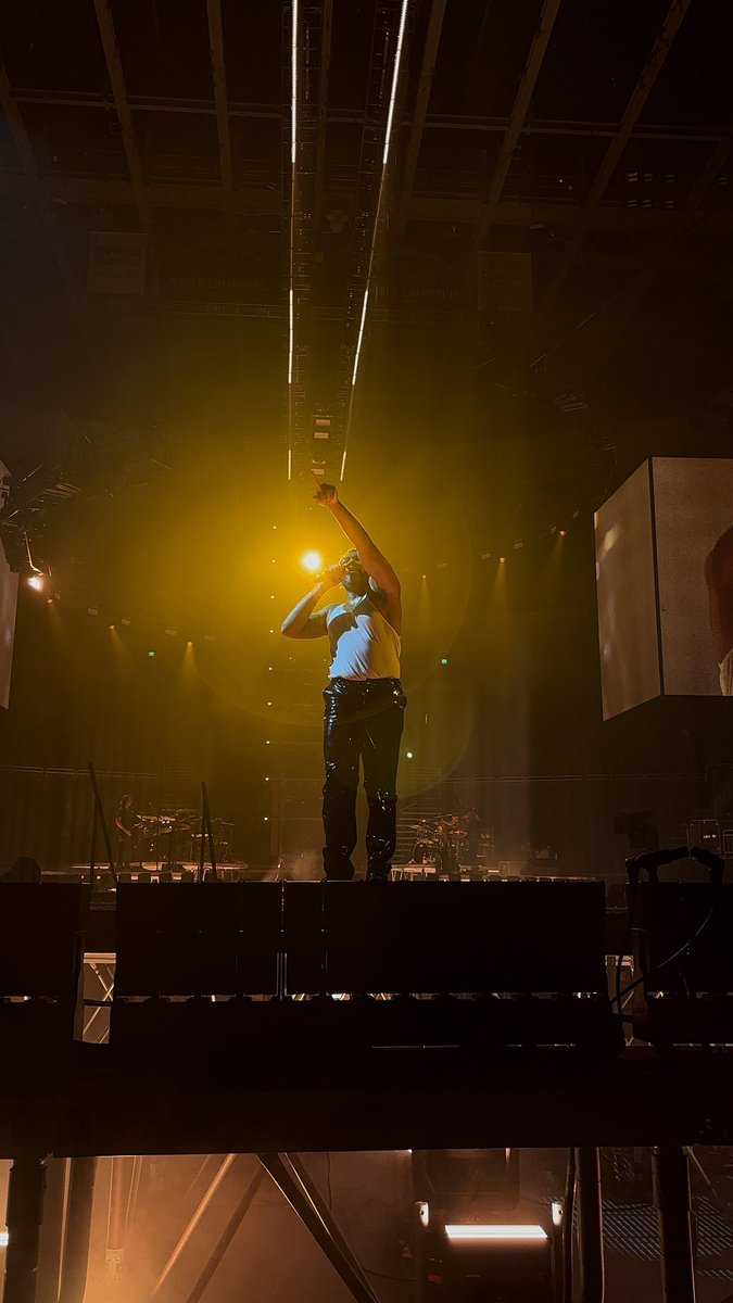 beesnutsho's tweet photo. #DonaldGlover https://t.co/CaXBA73hES