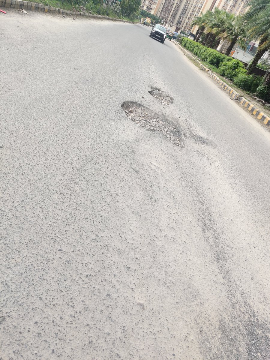 ma_vasu's tweet photo. @Shreya28573403 @noida_authority @myogiadityanath @myogioffice @CeoNoida @Noida7x @BilalBiswani @ActivistSukhpal @arpbks @JhaRakesh009 @RavanMahapandit @dmgbnagar @GiftKesari @Yadav100nu We hv paid registry to Noida authority,we pay taxes to govt, why would AMG do the repairs, entire sector 75 internal road has no street light, and no water drainage and potholes, @noida_authority needs to intervene https://t.co/eJK5HQzWIO