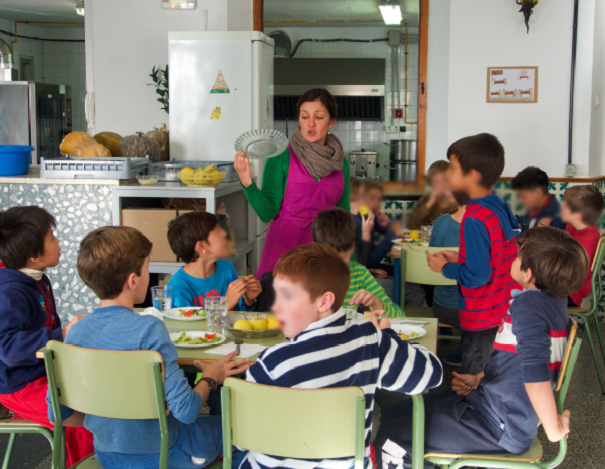 IndeGranada's tweet photo. Las familias del Gómez Moreno se movilizan para recuperar la gestión del comedor ecológico, adjudicado de nuevo por la Junta a una empresa

👉Gestionando desde hace más de 20 años por @ampagomezmoreno, es referente por la calidad y vínculo con el barrio
https://t.co/76hpPzHvqx https://t.co/oxORlahYVh
