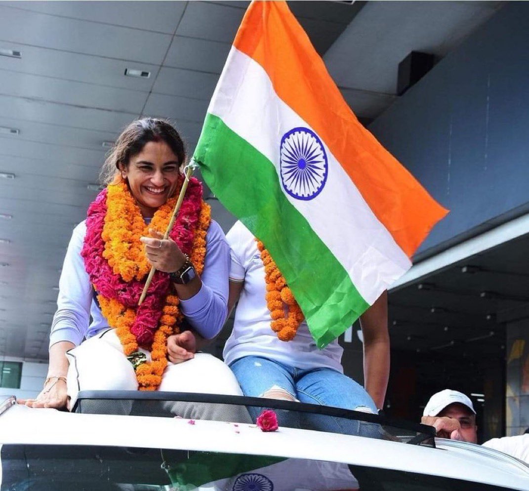 Man_jnvu's tweet photo. देश की 150 करोड़ जनता ने विनेश फौगाट को दिया गोल्ड मेडल 🥇🎉

#वेलकम_विनेश https://t.co/DI0vBvJCu6