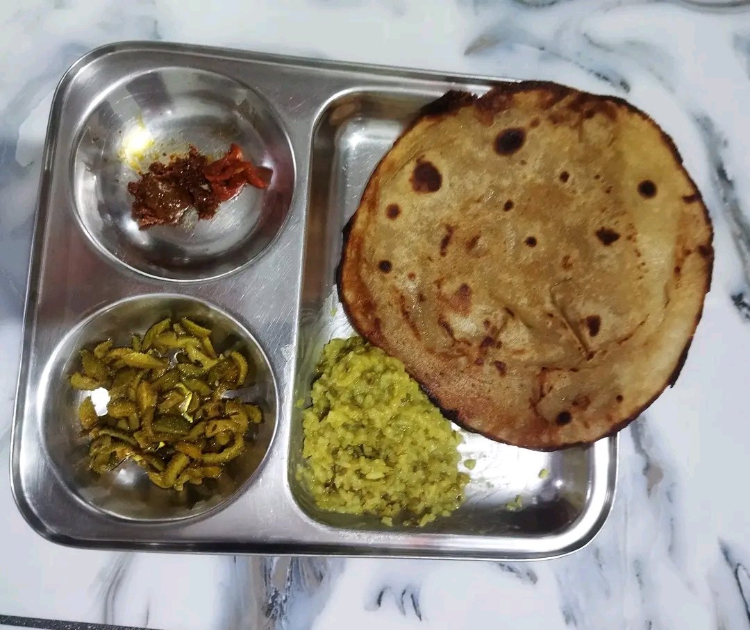 आप लोगो का दोपहर का खाना हो गया मित्रो , आ जाइये खाना खा लीजिये 😋🙋