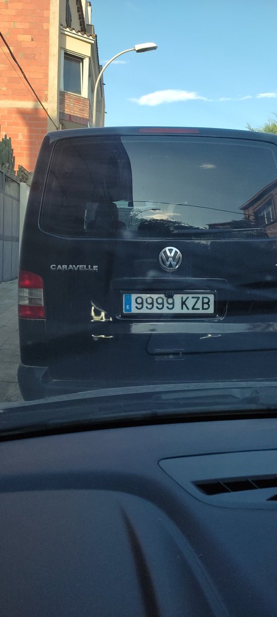 TxaviMN's tweet image. Senyors de la @GU_Figueres , fa un mes van dir q passarien. El cotxe continua al mateix lloc i no es veu cap paper 🤔🤔🤔