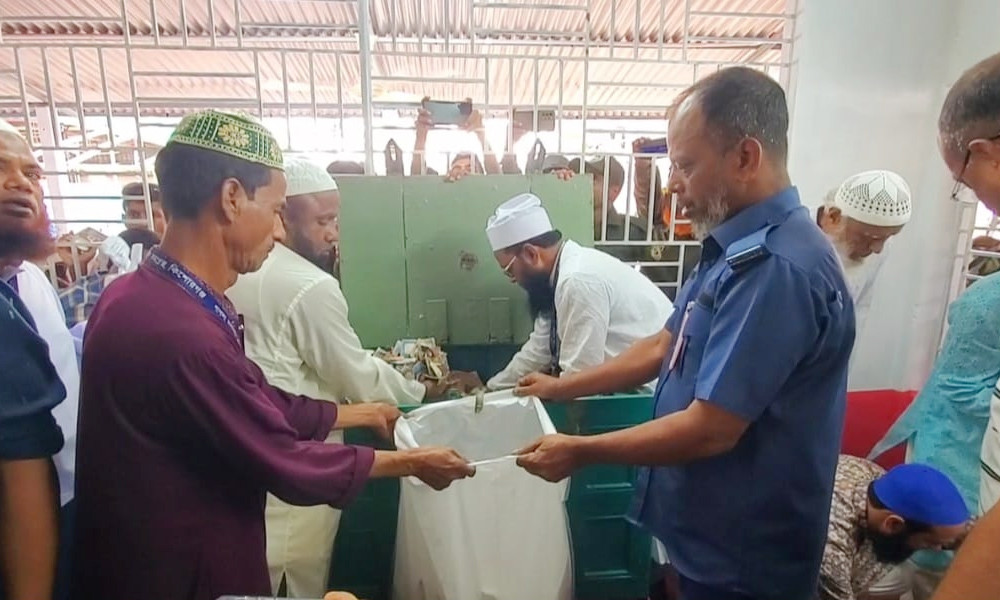 পাগলা মসজিদে মিলল ২৮ বস্তা টাকা, চলছে গণনা