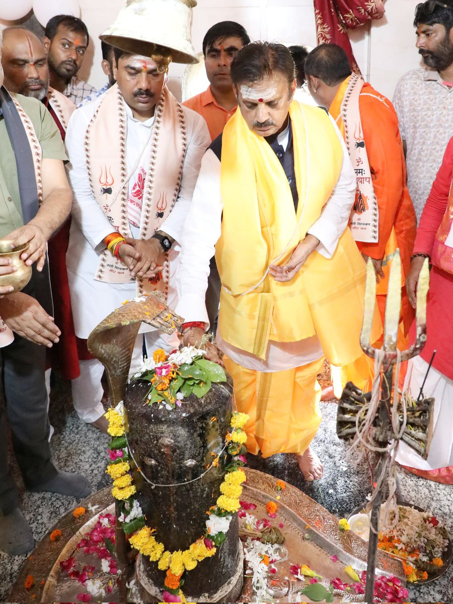 आज जन्मदिन के अवसर पर इको पार्क रीवा परिसर स्थित कुंडेश्वर शिव मंदिर में महादेव का दर्शन एवं जलाभिषेक कर शुभाशीष लिया।

प्रभु महादेव से कामना है कि समस्त भक्तों पर उनकी मंगलकारी कृपा बनी रही🙏