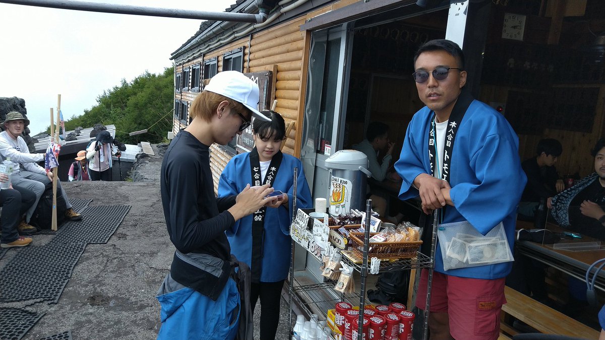 matchryu's tweet image. 娘が山小屋の部屋からトイレに行くと出たっきり30分以上戻って来ない…
見に行ったら完全に店員になってました😣  #７合目トモエ館 #トモエ館  #富士登山